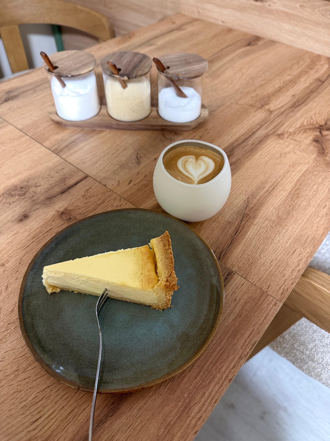 Cheesecake und Kaffee mit Herz-Latte-Art im Café
