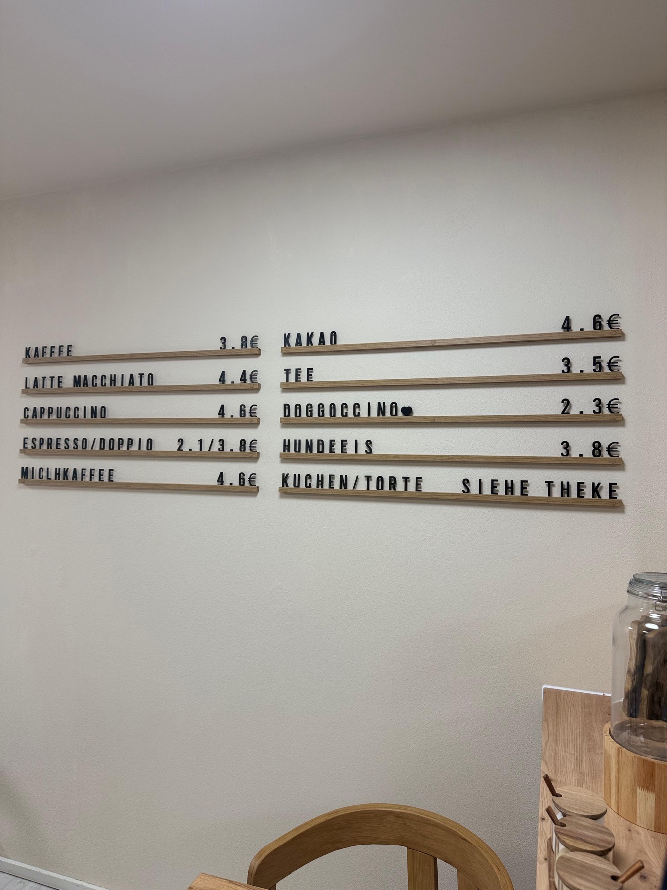 Getränke- und Kuchenkarte im Café, u. a. Doggoccino und Hundeeis