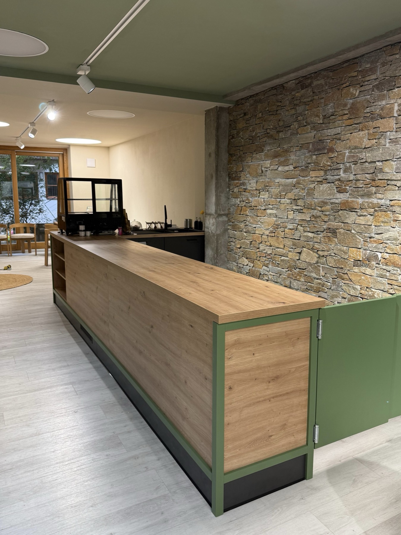 Theke des Nala & Friends Cafés mit Natursteinwand