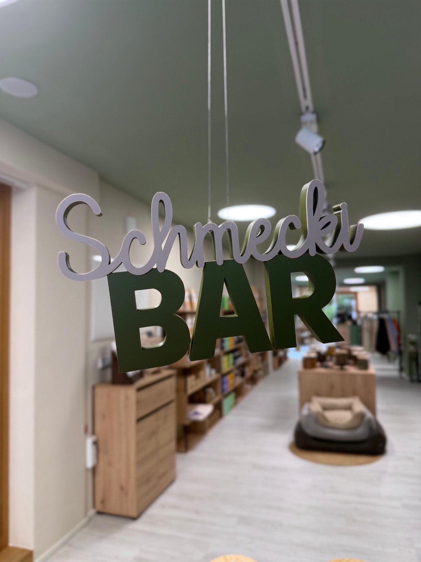Weiter Blick in den Laden von Nala & Friends mit Schmecki-Bar